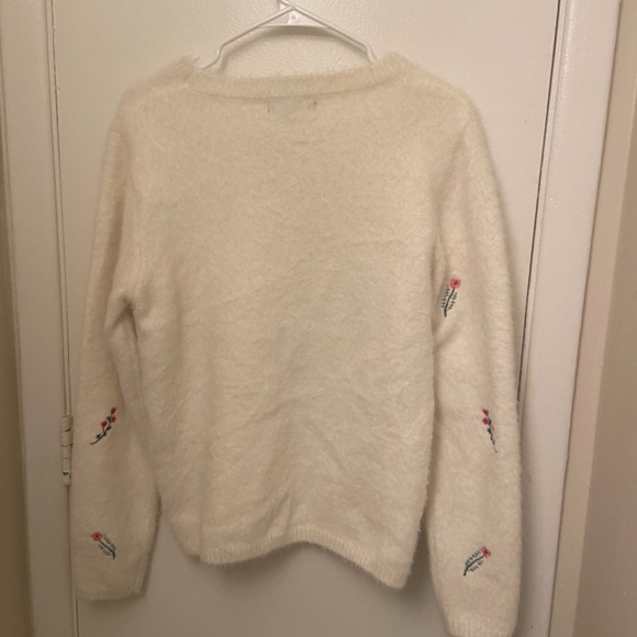fluffy white sweater with embroidered flowers - Picture 2 of 3